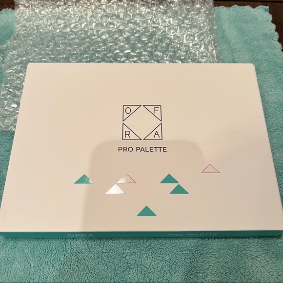 OFRA Cosmetics Pro Palette - Glow Into The Winter - Picture 7 of 10